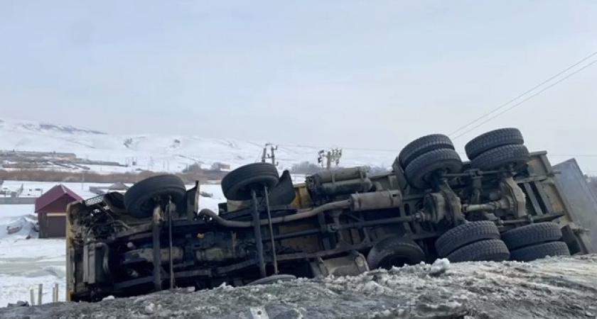 Трагедия на трассе в Оренбургской области: водитель большегруза погиб