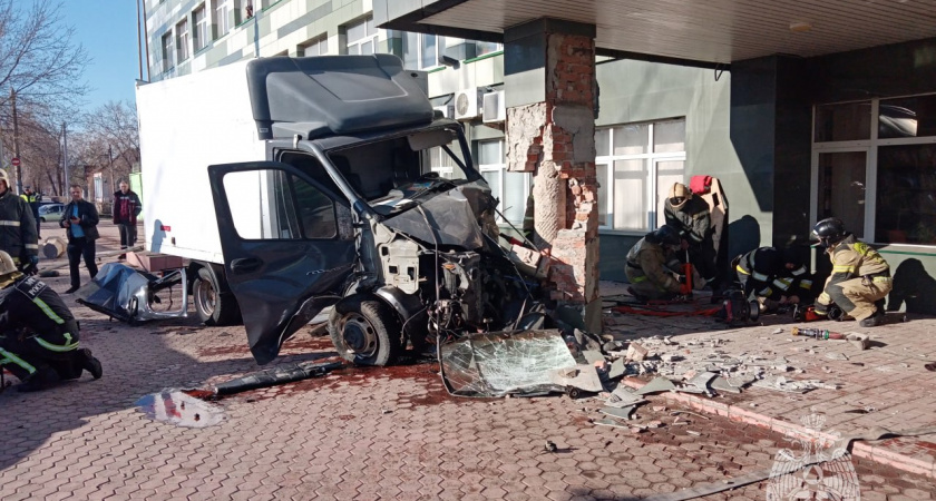 В Оренбурге в ДТП с Ладой пострадал водитель большегруза